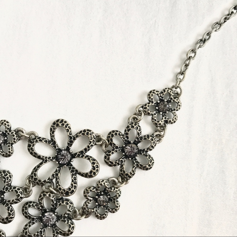 🌺 Silver Floral Statement Necklace